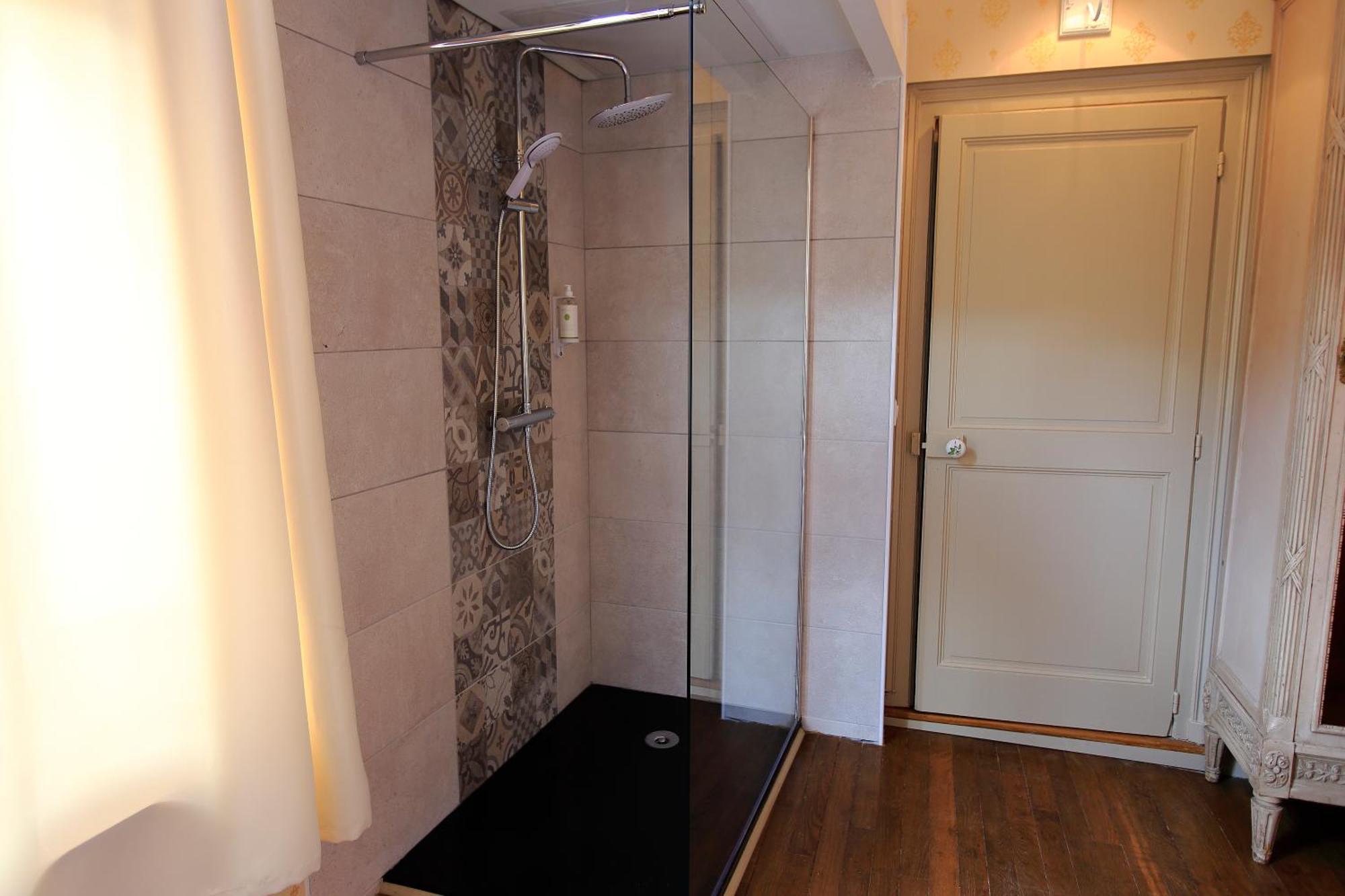 טרואה Hotel Saint Georges חדר תמונה A walk-in shower
