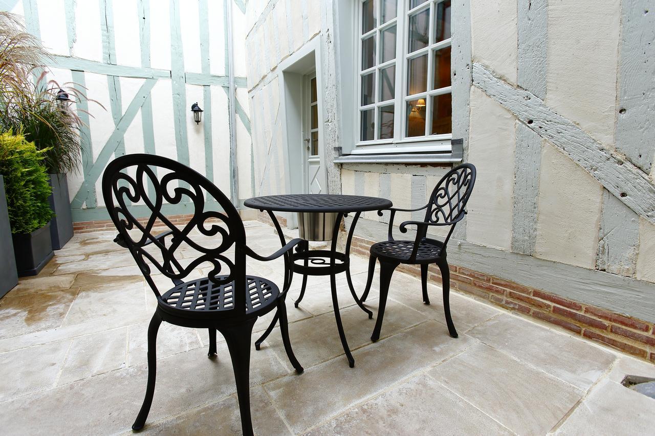 טרואה Hotel Saint Georges מראה חיצוני תמונה The courtyard at The Old House