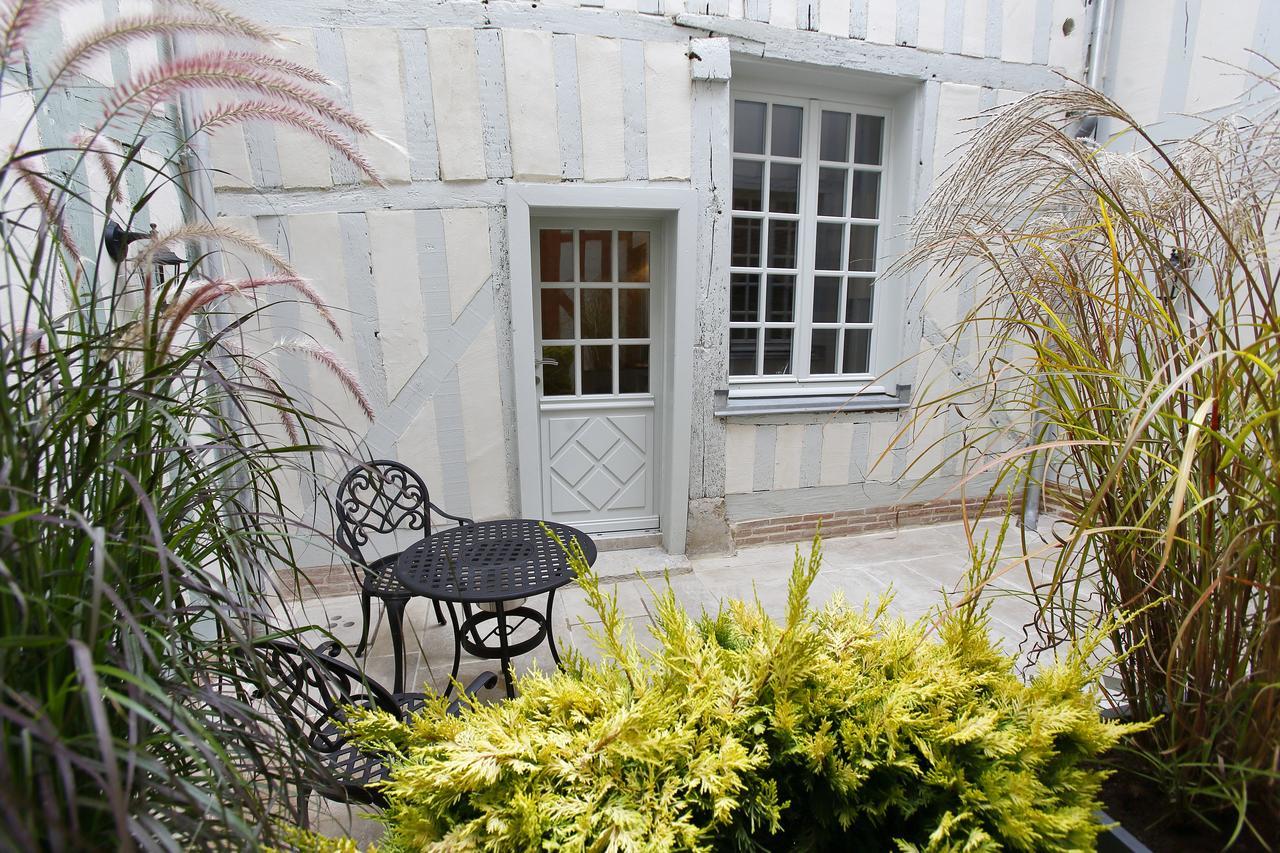 טרואה Hotel Saint Georges מראה חיצוני תמונה The courtyard of the museum
