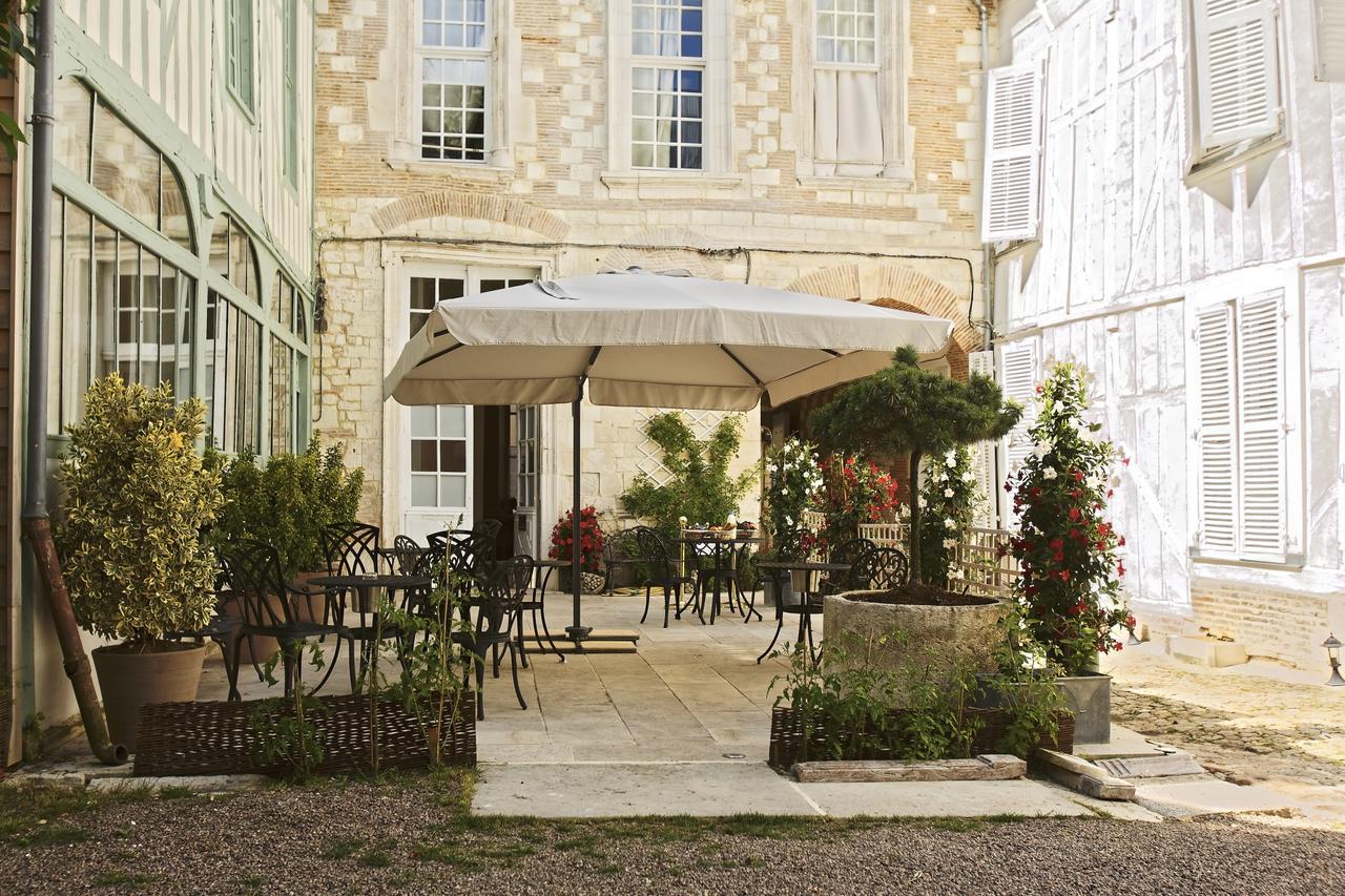 טרואה Hotel Saint Georges מראה חיצוני תמונה The courtyard of the restaurant