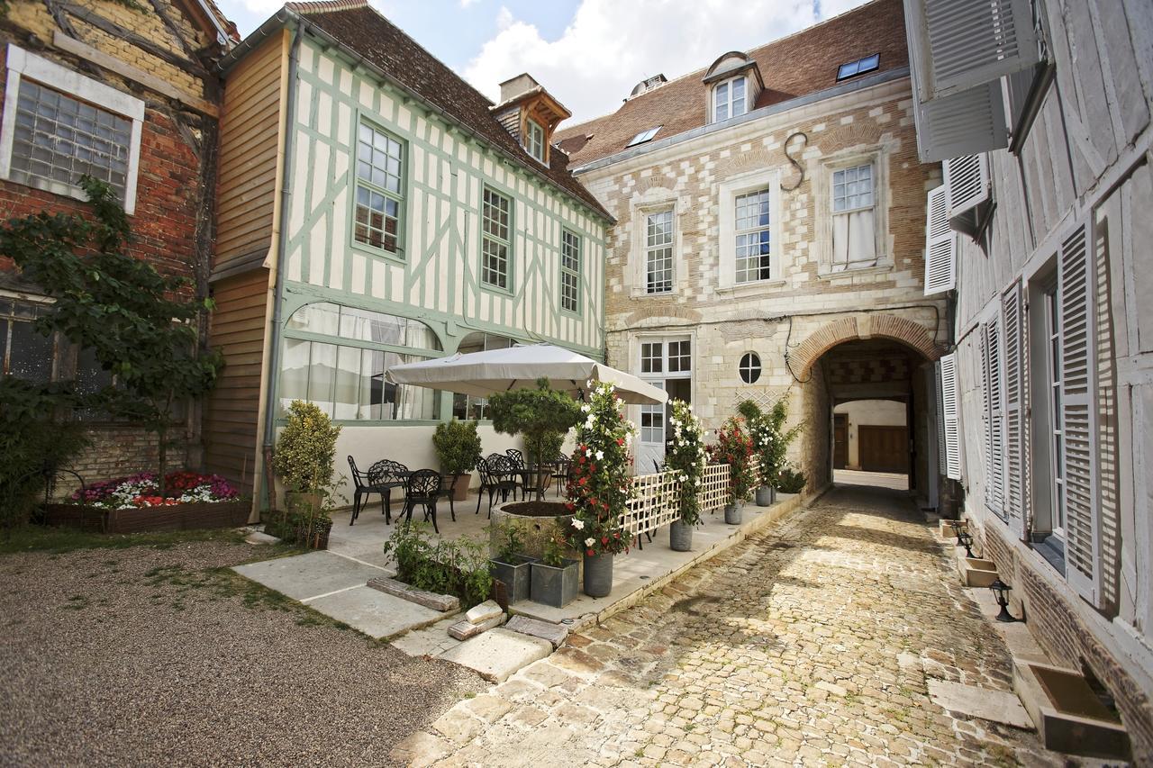 טרואה Hotel Saint Georges מראה חיצוני תמונה The courtyard of the Hôtel de Launay
